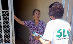 A aposentada América Ferreira faz a separação de recicláveis e orgânicos com frequência e ressalta a importância da mobilização: "É fundamental informar e alertar os moradores sobre os cuidados com o lixo, especialmente aqueles que não cuidam. Todos precisam fazer a coisa certa para que a gente tenha uma cidade limpa"| Foto: Divulgação/SLU