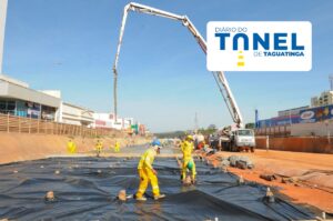 A etapa de concretagem está sendo concluída e a impermeabilização já conta com a devida proteção mecânica – o que permitirá a liberação do aterro da parte de cima do túnel | Foto: Paulo H. Carvalho/Agência Brasília