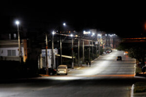 A troca das lâmpadas faz parte do projeto ‘CEB Luz que Protege’ desenvolvido pela companhia para aumentar a sensação de segurança da população por meio da revitalização da iluminação pública| Foto: Joel Rodrigues/Agência Brasília