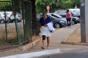 “Vinha muito aqui quando minha mãe estava internada. Ficou muito boa a reforma”, revela a aposentada Neuta Albuquerque, 64 | Foto: Joel Rodrigues/Agência Brasília