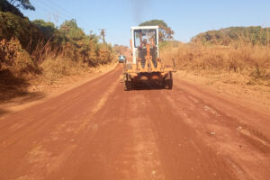 No serviço estão sendo utilizados um caminhão trucado, um caminhão pipa e uma patrol | Foto: Divulgação/GDF Presente