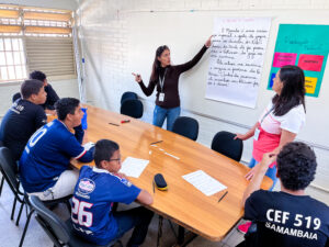 Em encontros semanais com os alunos, os professores desenvolvem habilidades de produção textual, leitura e escrita, além de investir no aprimoramento da pontuação e na ampliação do vocabulário | Foto: Secretaria de Educação